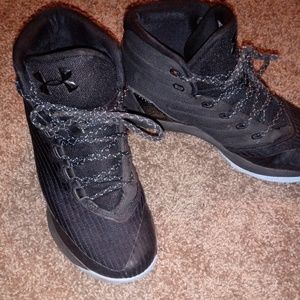Basketball shoes